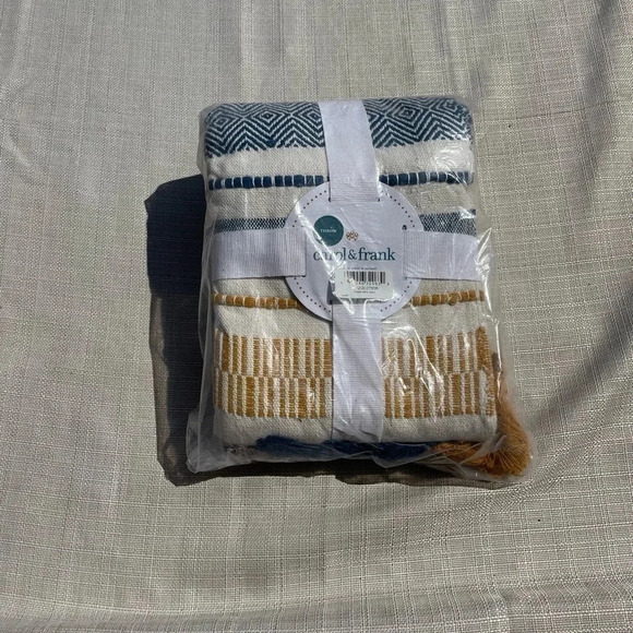 *NWT* Home Decor - Accents - Tufted Throw Blanket w/ Tassel Trim - TJ Maxx - Picture 1 of 5